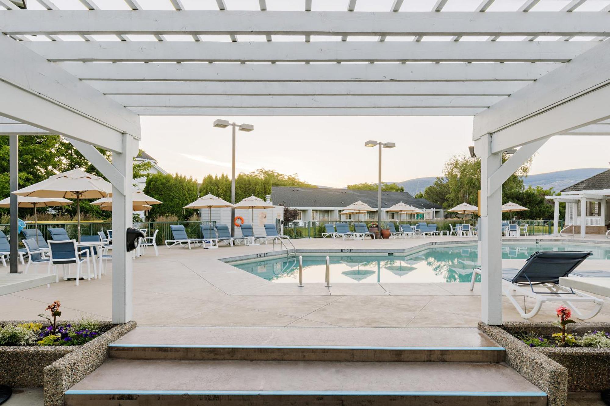 Balcomo, A Ramada By Wyndham Penticton Exterior foto