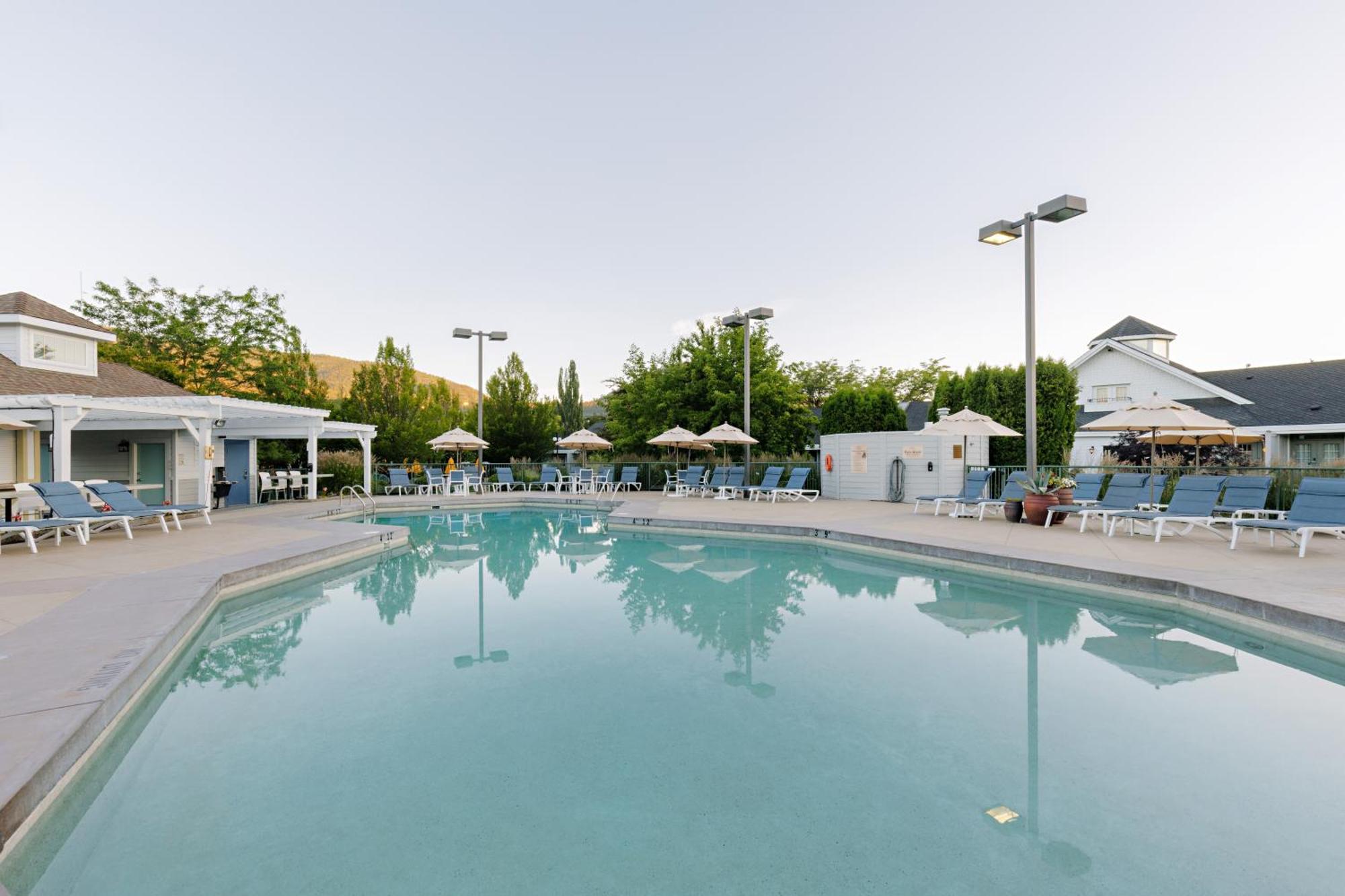 Balcomo, A Ramada By Wyndham Penticton Exterior foto